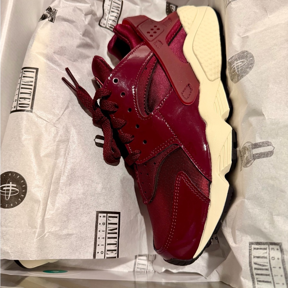 Nike Maroon and Beige Huaraches